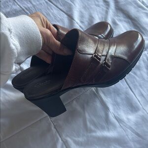 Clarks Brown Mules with Chunky Heel and Polished Finish - Fits sizes 8.5-9.5